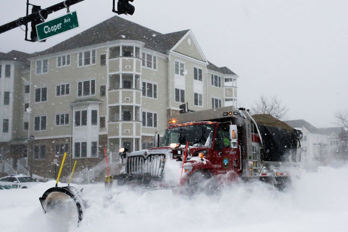Un camión despeja las calles de nieve en New Jersey