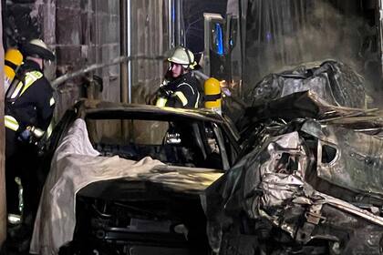 Un camión (detrás) y autos destrozados en una calle en Fuerth, Alemania, el 8 de febrero de 2022. (Friedrich/vifogra/dpa vía AP)