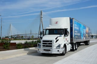 Abre puente entre EE.UU. y Canadá pese a disputas comerciales entre vecinos