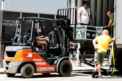 Un camión es descargado frente al Madison Square Garden de Nueva York el miércoles 1 de julio de 2026, en medio de los preparativos de la boda (Foto AP/Richard Drew)