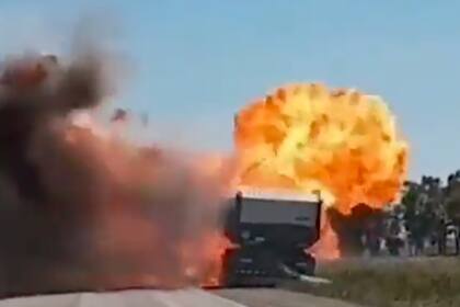 Un camión explotó en la ruta 3 cerca de Las Flores