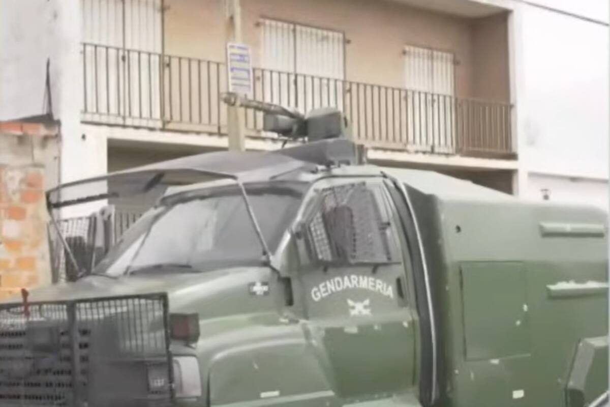 Un camión hidrante de la Gendarmería apostado en las afueras del Club Atlético Villa Ángela