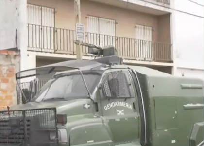 Un camión hidrante de la Gendarmería apostado en las afueras del Club Atlético Villa Ángela
