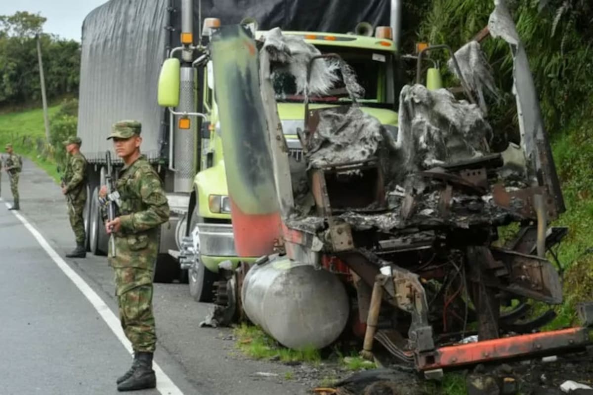 Un camión incinerado durante el paro armado.
