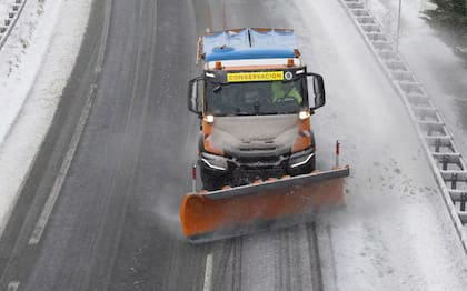 Un camión limpia la nieve acumulada en una ruta de la comunidad cantábrica