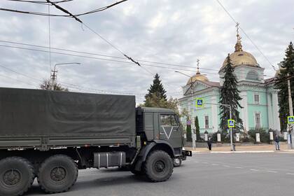 Un camión militar en Belgorod, Rusia, a unos 40 kilómetros de la frontera con Ucrania, el lunes 12 de septiembre de 2022. En Belgorod, vehículos militares marcados con las letras Z, V y O, que se han convertido en símbolos de la invasión rusa, recorren la ciudad