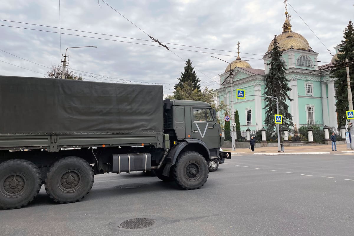 Un camión militar en Belgorod, Rusia, a unos 40 kilómetros de la frontera con Ucrania, el lunes 12 de septiembre de 2022. En Belgorod, vehículos militares marcados con las letras Z, V y O, que se han convertido en símbolos de la invasión rusa, recorren la ciudad