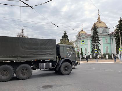 Un camión militar ruso en Belgorod, ciudad limítrofe con Ucrania (Valerie Hopkins/The New York Times)