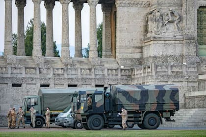 Un camión militar transporta varios féretros al cementerio de Bérgamo, la ciudad más golpeada en Italia por el brote de coronavirus