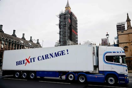 Un camión pasa frente al Parlamento británico con un mensaje que dice "¡Carnicería del Brexit!"; en una acción de protesta de los pescadores escoceses