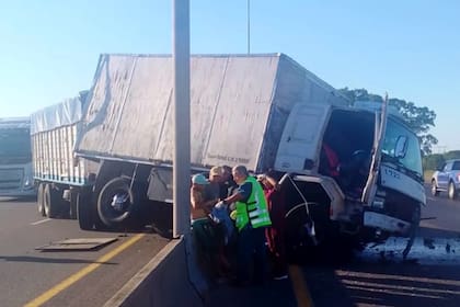 Un camión perdió el control y quedó incrustado sobre el separador que divide a la Autopista Buenos Aires-La Plata