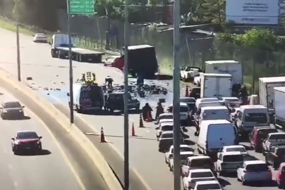 Un camión perdió su carga de cervezas en el KM 17,5 de la Autopista La Plata-Buenos Aires sentido al sur y se reportaron retrasos desde Bernal