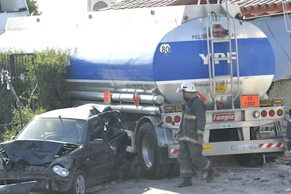 Un camión perteneciente a YPF chocó cuatro autos y terminó incrustado contra el frente de una casa en Guaymallén, provincia de Mendoza. El vehículo transportaba 33000 litros de gasoil