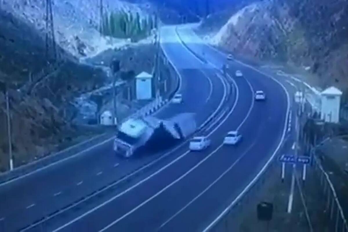 Un camión que transportaba pintura y barnices sufrió un catastrófico accidente en Uzbekistán.