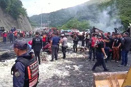 Un camión que transportaba thinner colisionó contra otros, lo que produjo las llamas y la mortal onda expansiva, provocando que en ambos lados de la autopista resultaran afectados, aunque el impacto se produjo en sentido Guarenas.