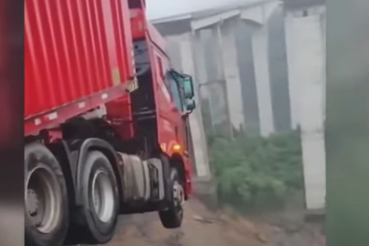 Un camión quedó en el abismo luego del temporal