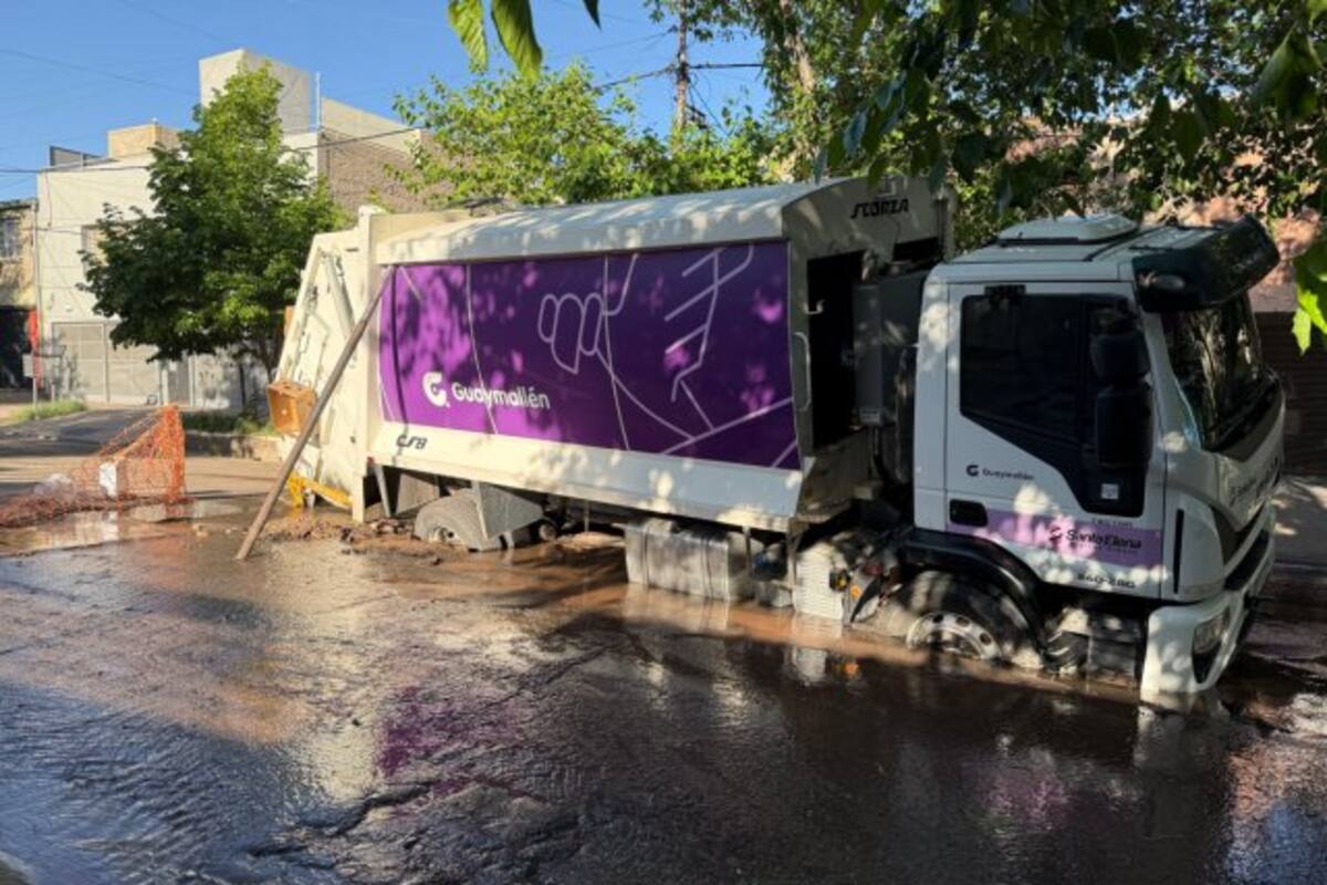 Un camión quedó hundido por horas en Mendoza por una pérdida de agua