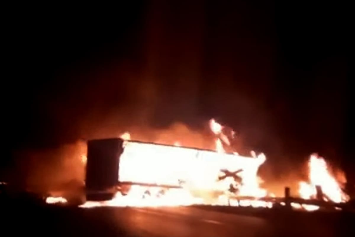 Un camión se prendió fuego luego de chocar contra un tren
