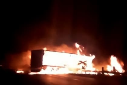 Un camión se prendió fuego luego de chocar contra un tren