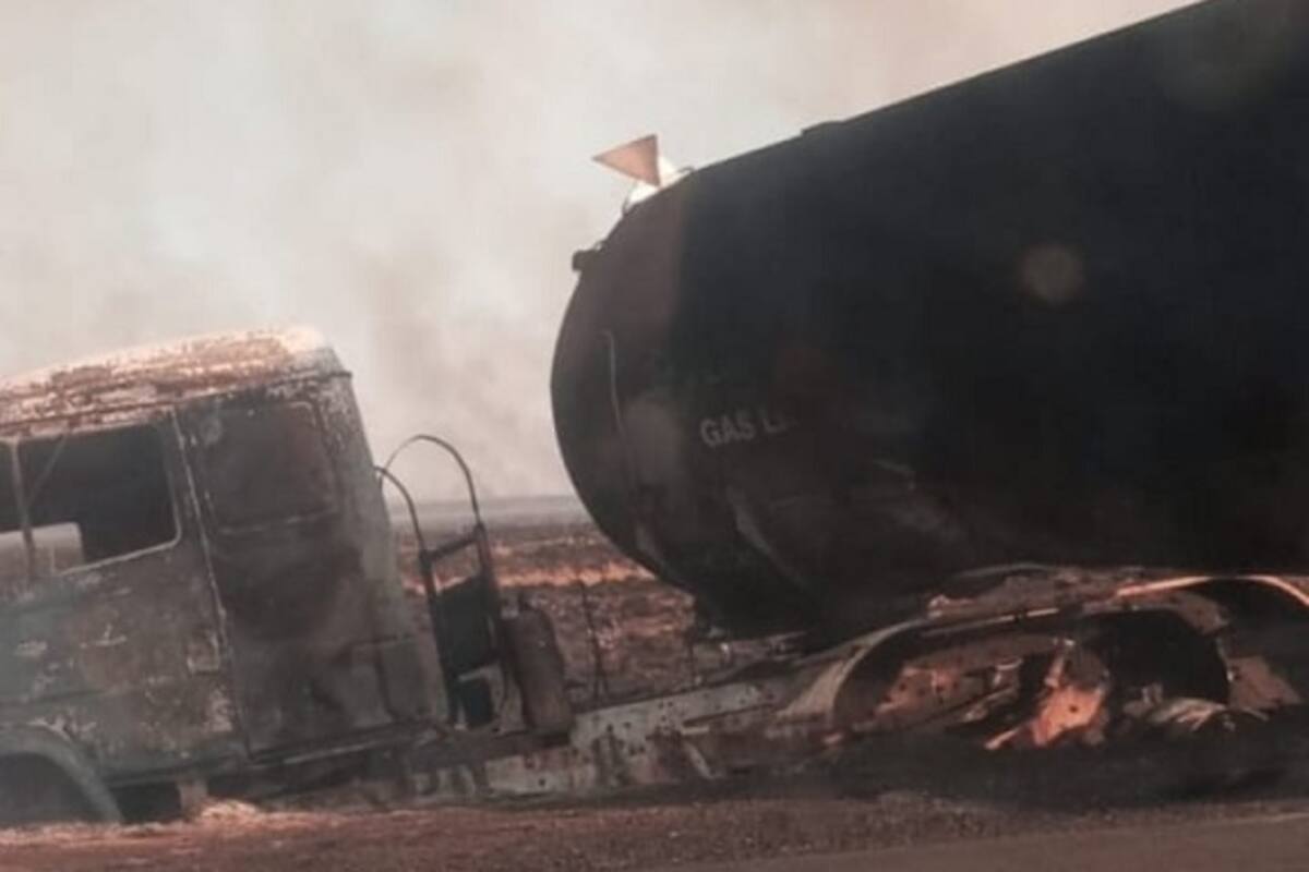 Un camión se quedó en medio de los incendios en Corrientes.