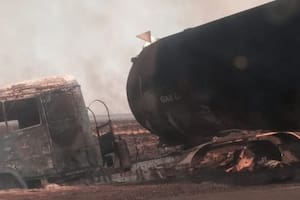 Un camión se quedó en medio de los incendios en Corrientes.