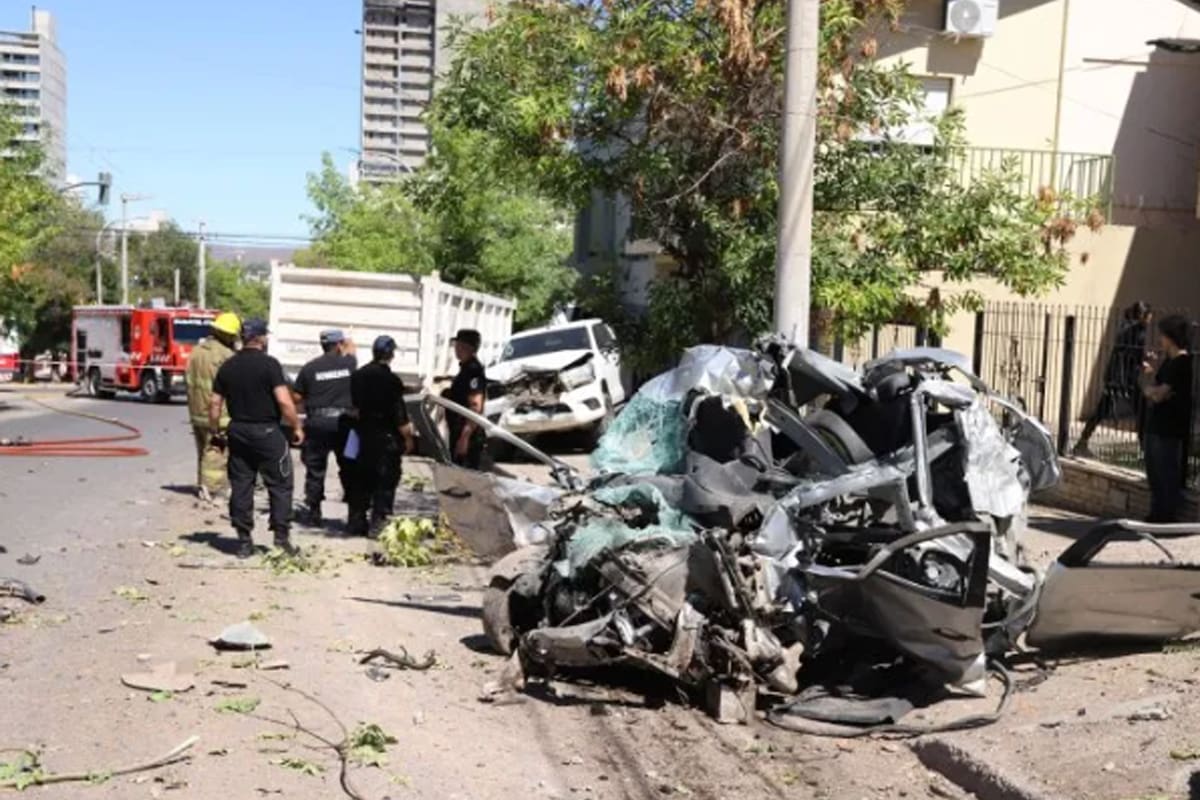 Un camión se quedó sin frenos y chocó varios autos en la calle Salta, en la capital de Neuquén