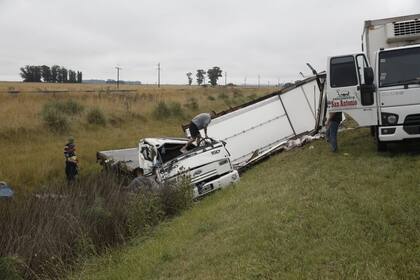 Un camión también se accidentó en la ruta 2