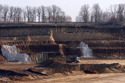 Un camión transporta una carga en una mina de ilmenita en Kirovohrad, en el centro de Ucrania, el miércoles 12 de febrero de 2025. (AP Foto/Efrem Lukatsky)