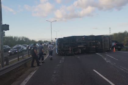 Un camión volcó en el camino del Buen Ayre, mano hacia Panamericana