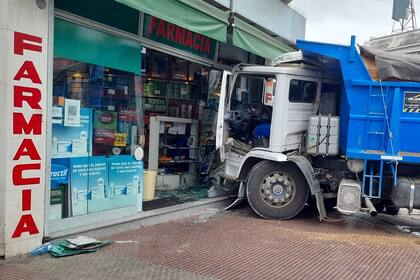 Un camión y un colectivo chocaron en la avenida Lope de Vega y Beiró