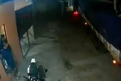 Un camionero embistió contra una casa, chocó un auto, arrancó cables y se dio a la fuga.