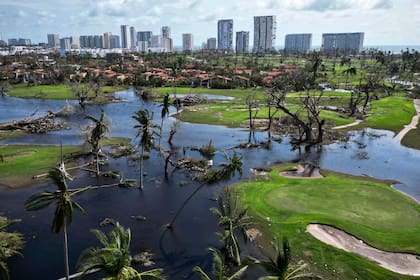 Un campo de golf rodeado de escombros después del huracán Otis en "Punta Diamante" en Acapulco