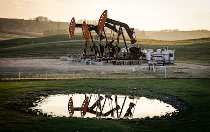 Un campo petrolero cerca de Calgary, Alberta, Canadá (Jeff McIntosh/The Canadian Press via AP)