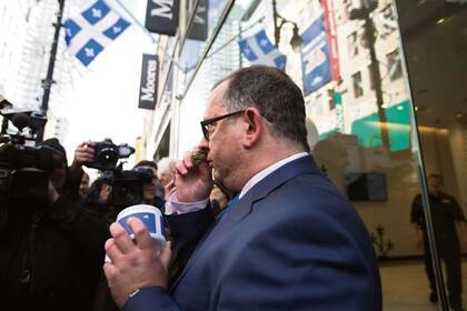 Un canadiense, ayer, con su primera compra de marihuana