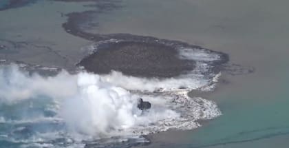 Un canal de televisión de Japón transmite imágenes del volcán erupcionando