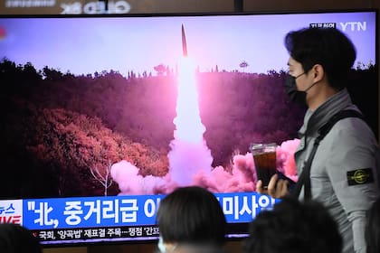 Un canal surcoreano informa sobre la prueba del misil intercontinental de Corea del Norte, en una estación de Seúl. (Jung Yeon-je / AFP)