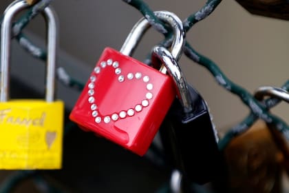 San Valentín: los candados en los puentes son símbolos del amor eterno