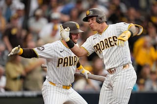 Un caos de tres toques hunde a los Rojos y abre el camino a la victoria de los Padres por 6-2