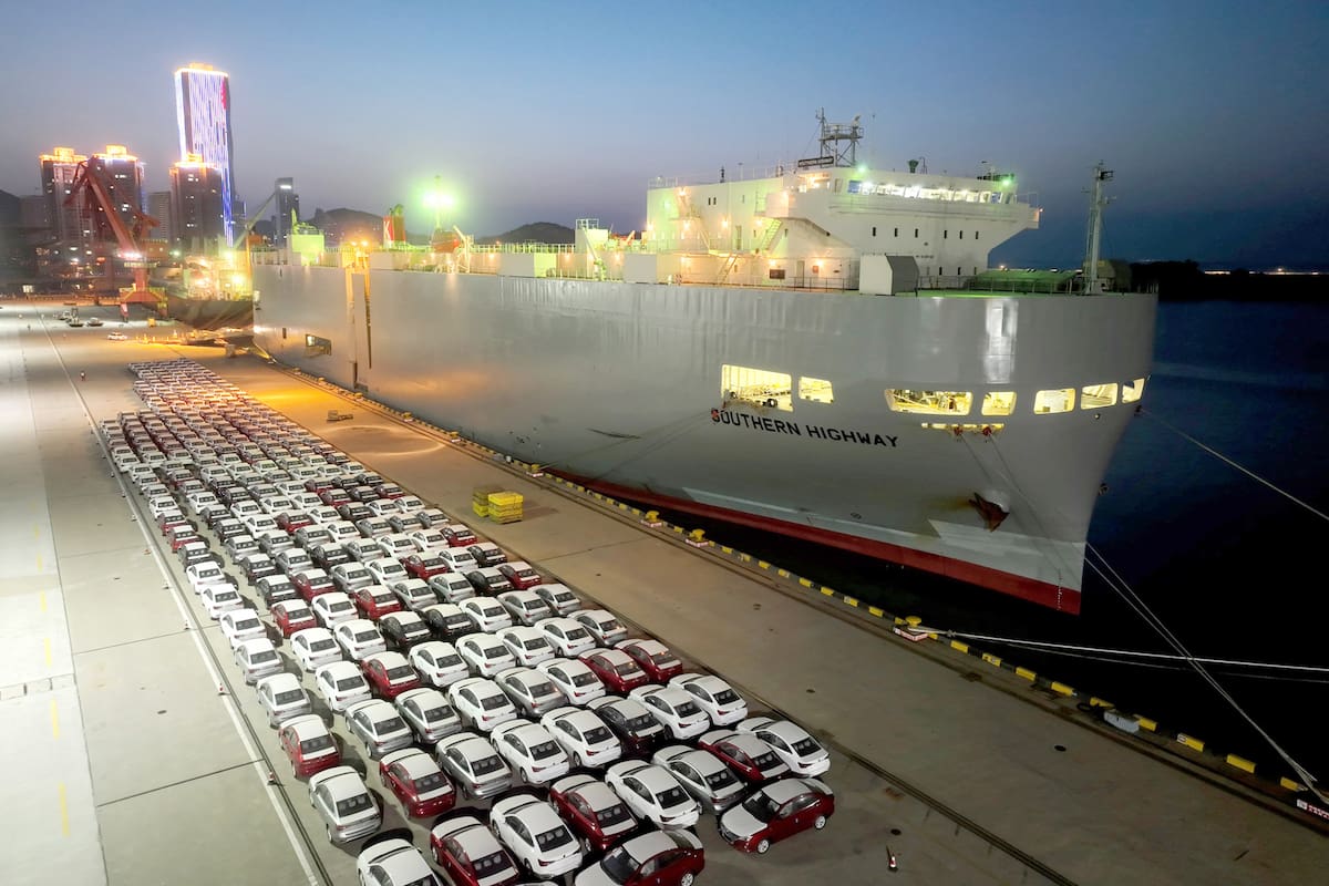 Un cargamento de 1700 vehículos en el puerto de Lianyungang, al este de China.