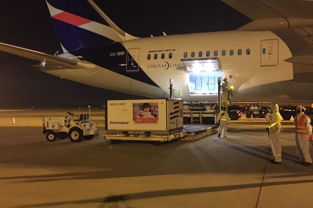 Un cargamento de la vacuna del laboratorio chino Sinovac desembarca en Uruguay