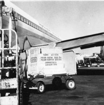 Un cargamento de pistolas para exportación, en la década de 1970
