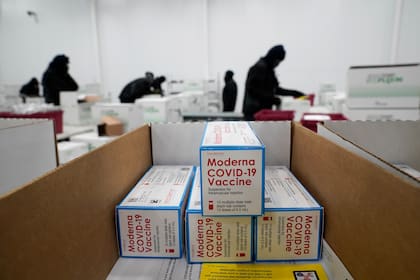 Un cargamento de vacunas contra el coronavirus de Moderna listo para ser despachado en un centro de distribución de Olive Branch, Mississippi