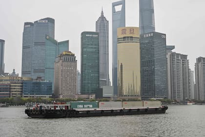 Un carguero atraviesa Shanghai