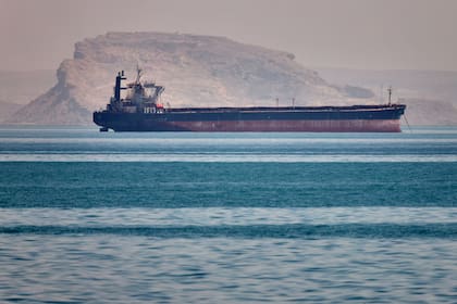 Un carguero se ve fondeado en el estrecho de Ormuz cerca de Bandar Abbas, Irán, el sábado 2 de mayo de 2026.(Amirhosein Khorgooi/ISNA via AP)