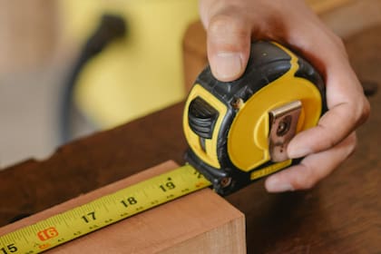 Un carpintero explicó para qué sirve el gancho de metal que posee la cinta métrica