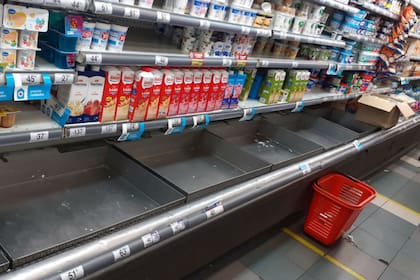 Un Carrefour de Caseros con faltante de leche fluida