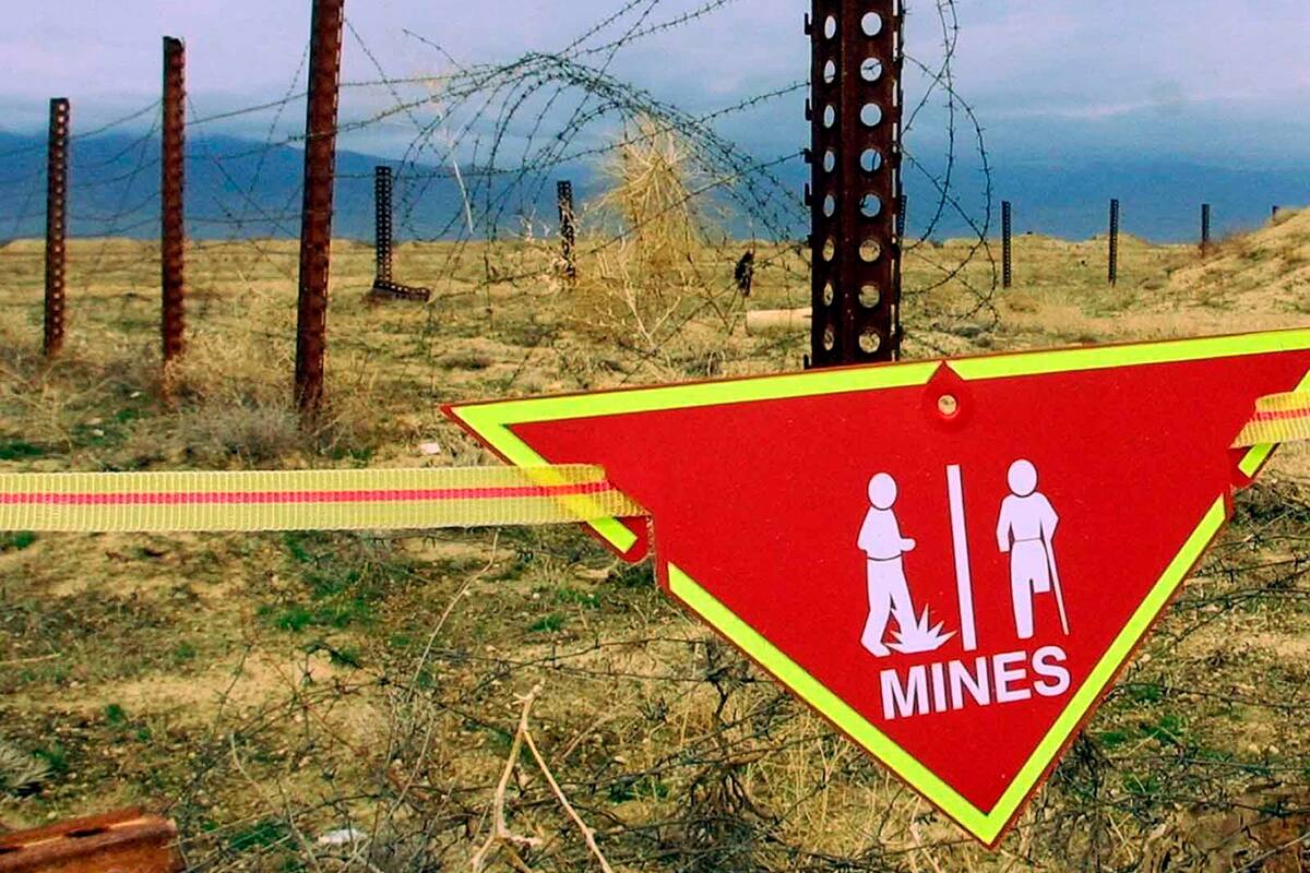 Un cartel advierte del riesgo de minas en la base aérea de Bagram (Afganistán), abandonada por EE.UU, ante la llegada de los talibanes, el pasado 22 de marzo. AP