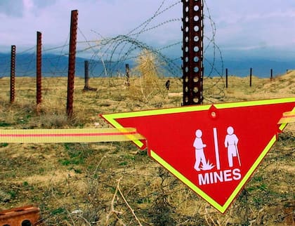 Un cartel advierte del riesgo de minas en la base aérea de Bagram (Afganistán), abandonada por EE.UU, ante la llegada de los talibanes, el pasado 22 de marzo. AP