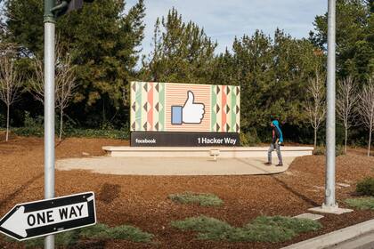Un cartel afuera de la oficina central de Facebook en Menlo Park; unos 12.000 de los 25.000 empleados de la compañía trabajan allí; en una década habrá espacio para 35.000