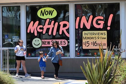 Un cartel anuncia la búsqueda de empleados en un McDonald's de Garden Grove, California. (Photo by Robyn BECK / AFP)